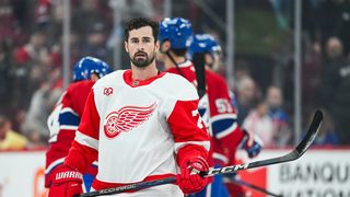 Dylan Larkin Detroit Red Wingsin paidassa alkuverryttelyssä ennen Montreal-ottelua