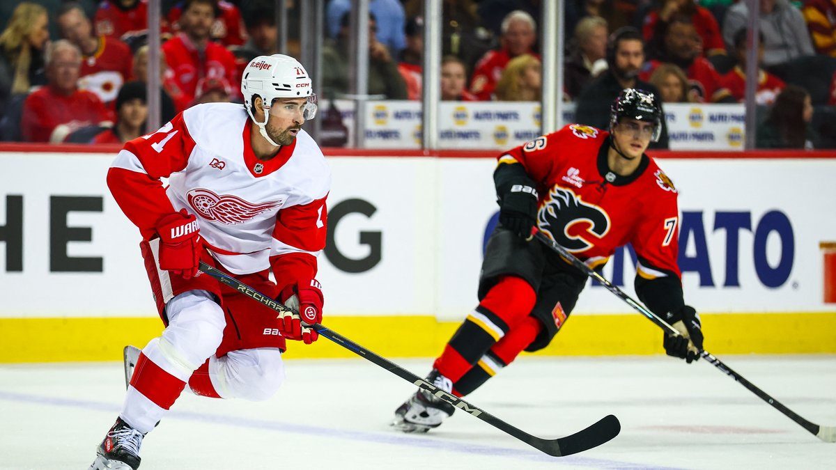 Dylan Larkin kiekon kanssa Detroit Red Wingsin paidassa Calgary-ottelussa