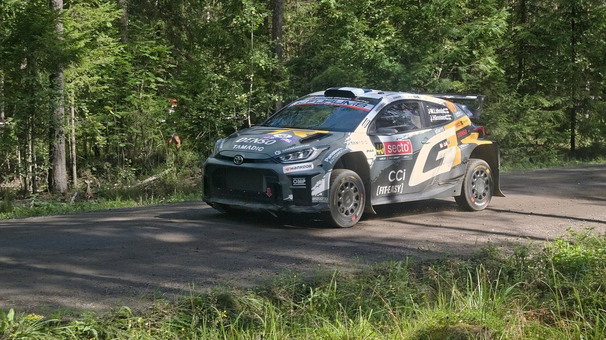 Toyota Gazoo Racing WRT:n tallipäällikkö Jari-Matti Latvala Leustun erikoiskokeella tämän kesän Suomen MM-rallissa