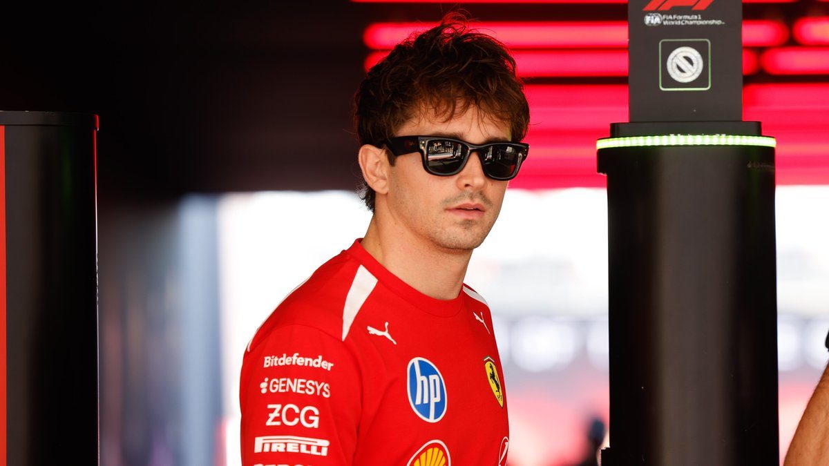 Charles Leclerc (Ferrari) Ferrarin tallivaatteissa varikolla Austinissa