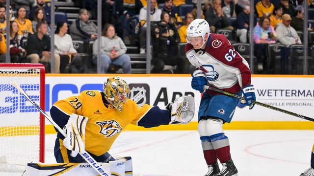Artturi Lehkonen (Colorado Avalanche) Nashvillen maalin edessä, maalissa Justus Annunen