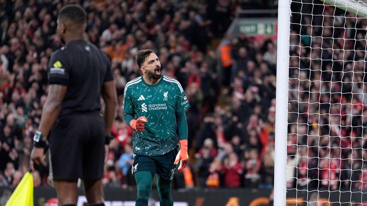 Giorgi Mamardashvili (Liverpool) reagoi rangaistuspotkukilpailussa Anfieldillä