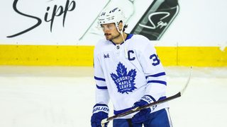 Auston Matthews Toronto Maple Leafsin paidassa alkuverryttelyssä Calgaryssa