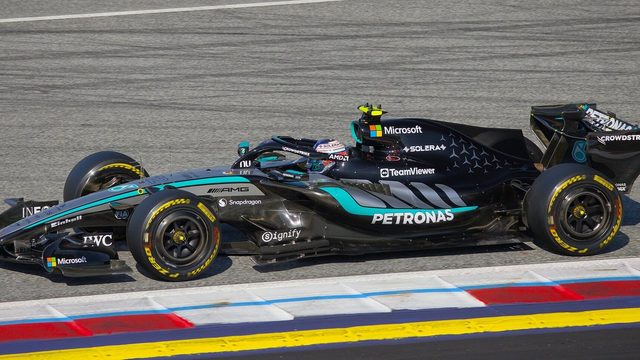 Kimi Antonellin Mercedes radalla