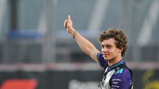 Kimi Antonelli tervehtii yleisöä Singaporen GP:n kuljettajaparaatissa