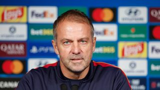Barcelonan päävalmentaja Hansi Flick lehdistötilaisuudessa Pariisissa ennen PSG-ottelua