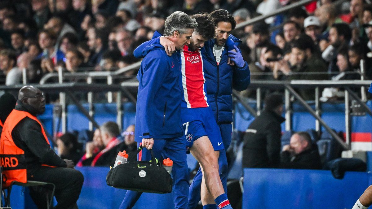 Hvitša Kvaratsheliaa autetaan kentän laidalle PSG:n ja Barcelonan ottelussa Parc des Princesillä