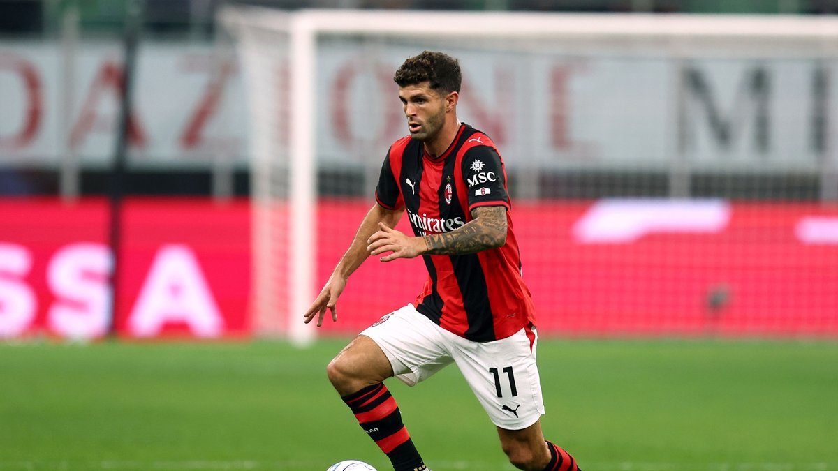Christian Pulisic pallossa AC Milanin paidassa San Sirossa