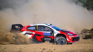 Sami Pajarin ja Marko Salmisen Toyota GR Yaris Rally1 Sardinian MM-rallissa lokakuussa 2026