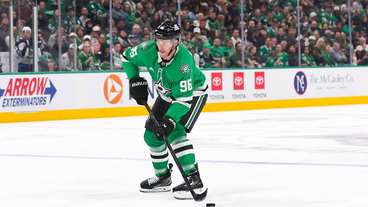 Mikko Rantanen (Dallas Stars) kiekon kanssa Dallas Starsin paidassa Winnipeg Jetsiä vastaan