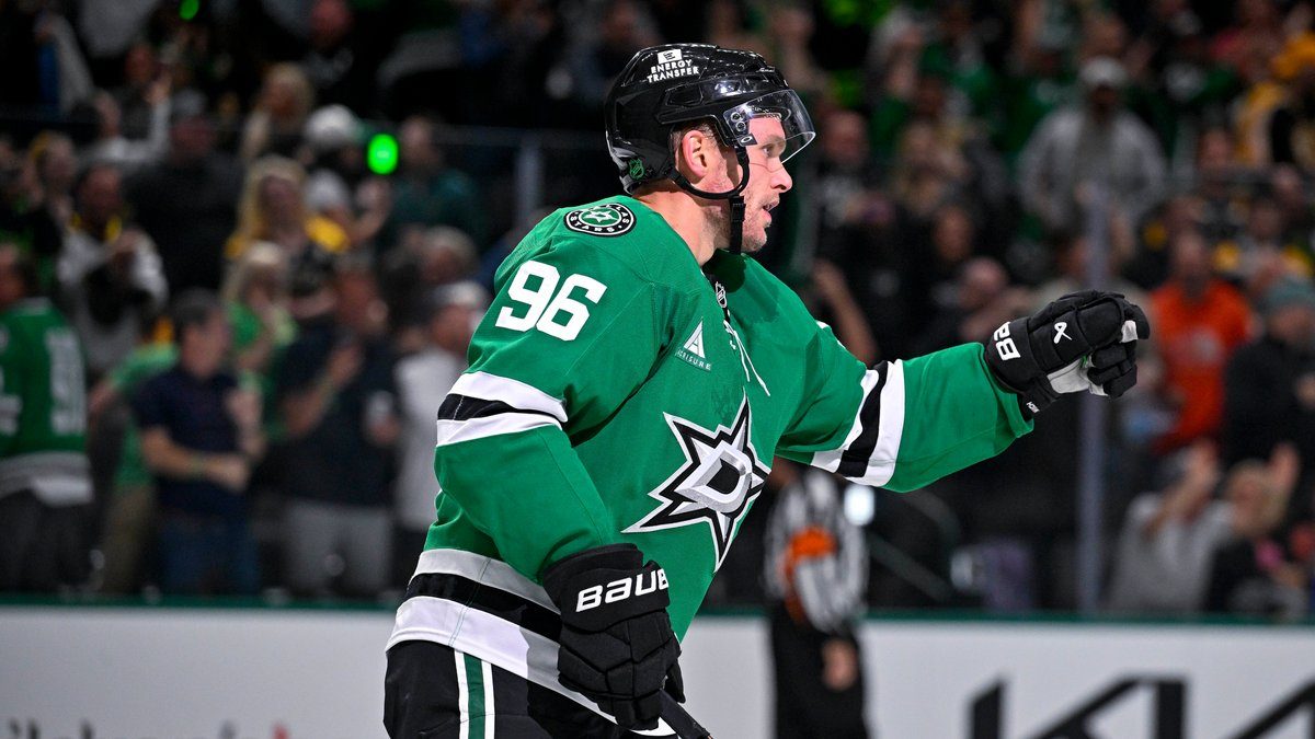 Mikko Rantanen (Dallas Stars) tuulettaa jatkoajan voittomaalia Bostonia vastaan