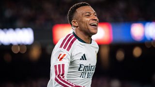 Kylian Mbappé tuulettaa maaliaan Clásicossa Camp Noulla