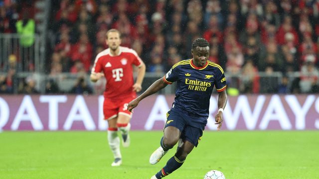 Bukayo Saka (Arsenal) kuljettaa palloa Arsenalin paidassa Bayern Münchenin vieraana