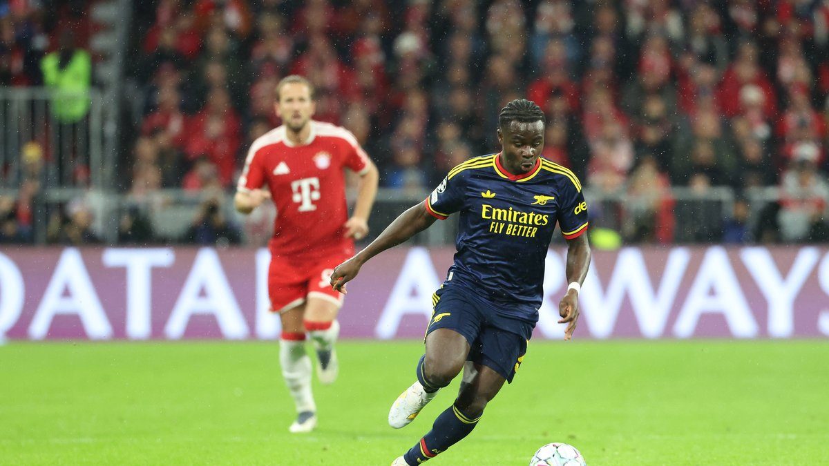Bukayo Saka (Arsenal) kuljettaa palloa Arsenalin paidassa Bayern Münchenin vieraana