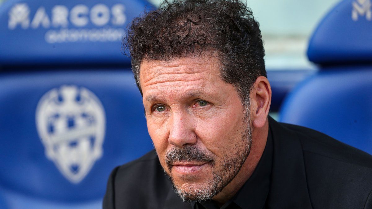 Atlético Madridin päävalmentaja Diego Simeone vaihtopenkillä Levante-ottelussa