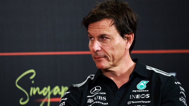 Tallipäällikkö Toto Wolff (Mercedes), Toto Wolff Mercedeksen paidassa lehdistötilaisuudessa Singaporen GP:ssä